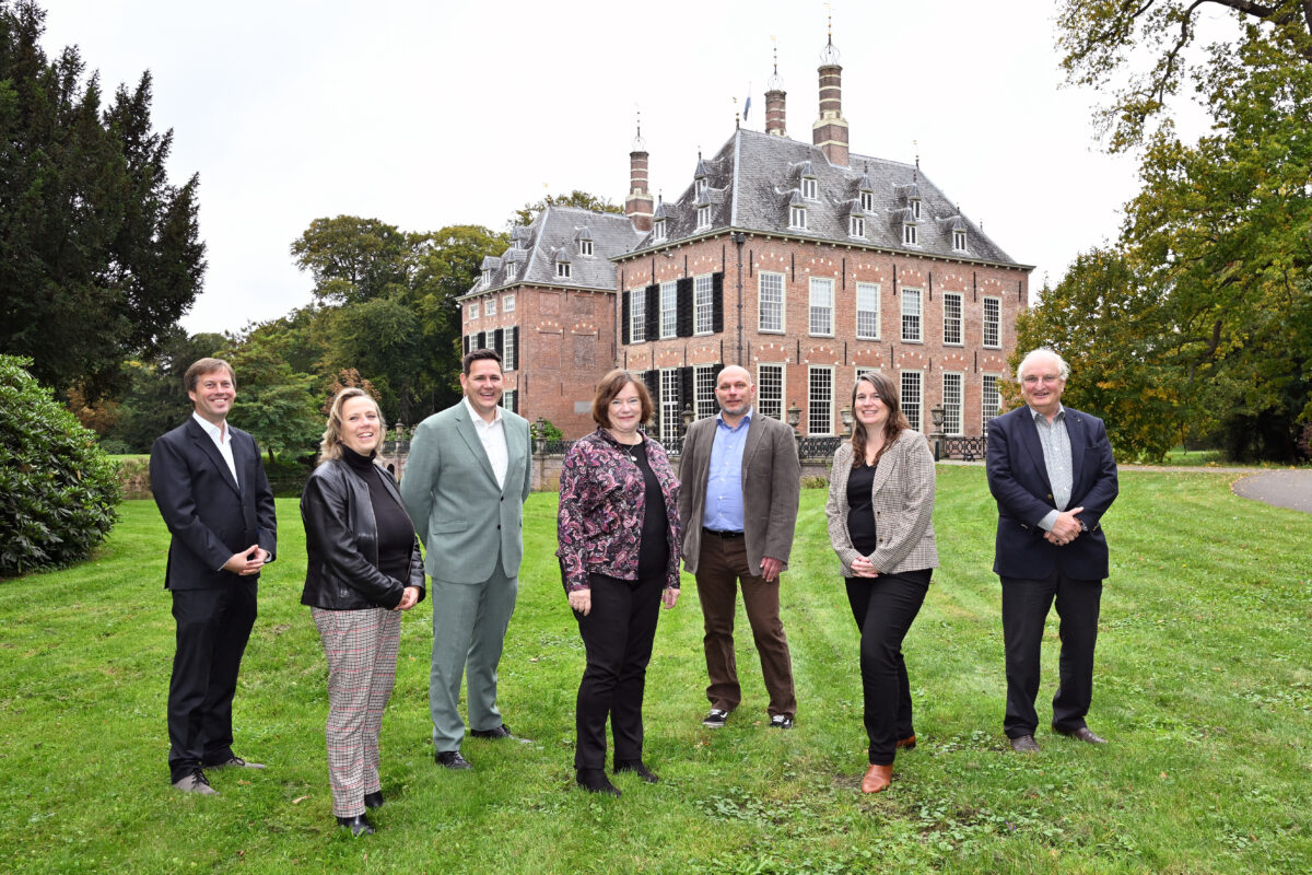 Groepsfoto van de leden van de Rekenkamer met de secretaris.